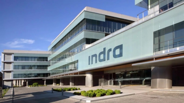 La 'guerra' soterrada entre Indra y Escribano: se roban trabajadores antes de la fusión