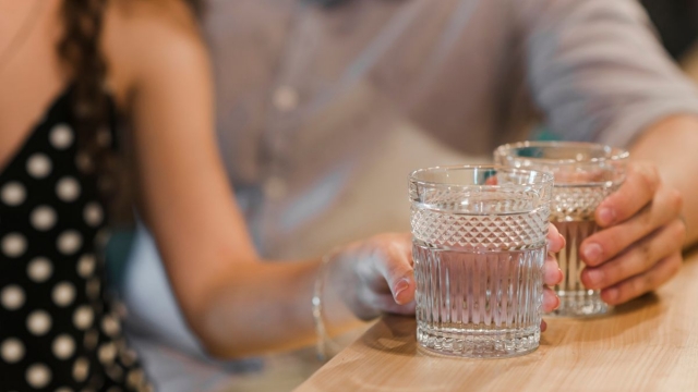 El truco para bajar el azúcar en sangre que ha roto los esquemas de los diabéticos: bebiendo agua de esta forma