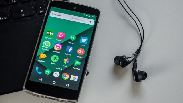 De FOMO a JOMO, el placer de perderse las cosas en las redes y vivir más feliz