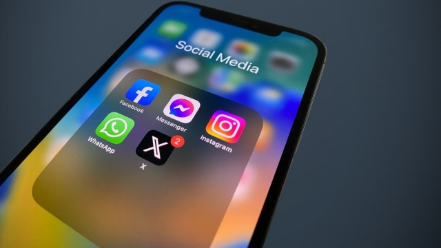 Francia propone a España una coalición en la UE para impedir que los menores de 15 años entren en redes sociales