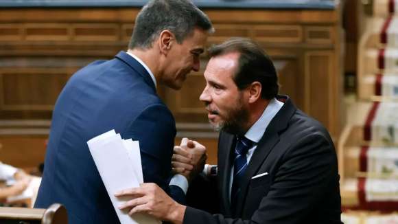 Moncloa tapa la incomparecencia de sus ministros en los incendios con ataques al PP