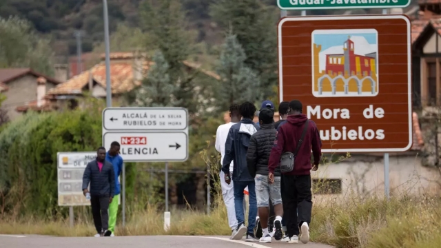 Más inmigrantes que paisanos: la España rural se rebela contra los realojos del Gobierno