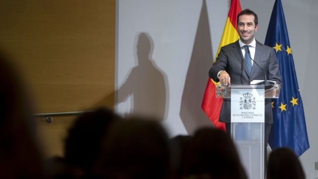 El Gobierno eleva al 2,6% el crecimiento del PIB pero recorta las expectativas sobre la inversión