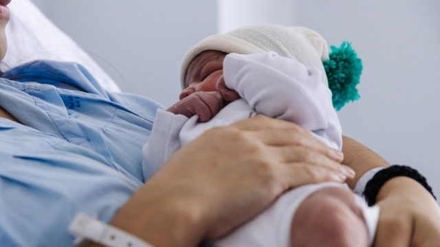 España, de liderar la fecundidad en la UE a ser el país donde menos niños nacen