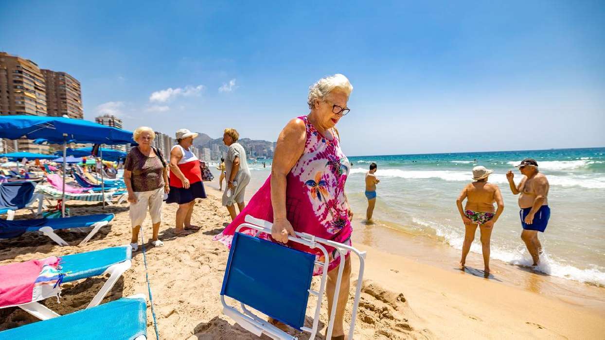 Una mujer con una silla de playa - 