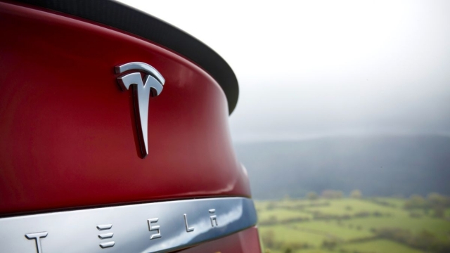 Tesla se impulsa en el tercer trimestre, Mercedes-Benz desploma sus beneficios