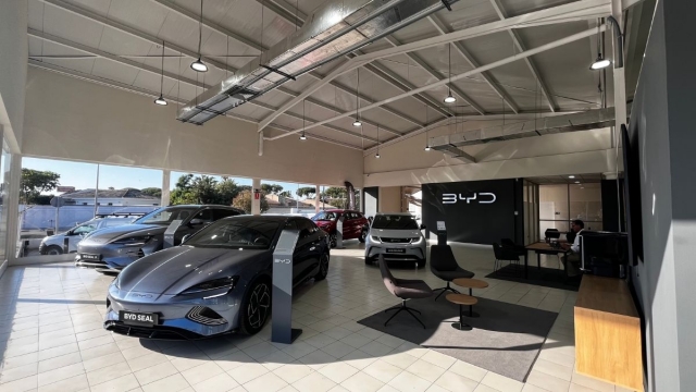 Los ingresos de BYD suben un 24% en el tercer trimestre y superan por primera vez a Tesla 