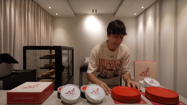 Un youtuber se alía con Álex Cordobés y crea una misteriosa tarta de queso: furor en Madrid y viral en redes
