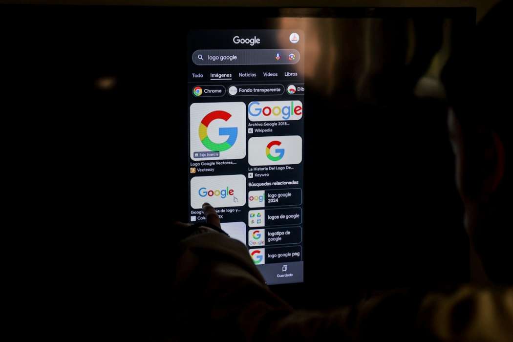 Una persona utiliza Google en un móvil - Ricardo Rubio / Europa Press
