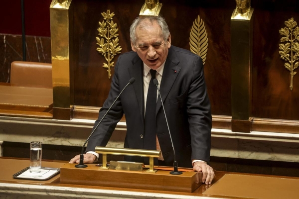 Bayrou anuncia la renegociación de la reforma de las pensiones para blindar su Gobierno